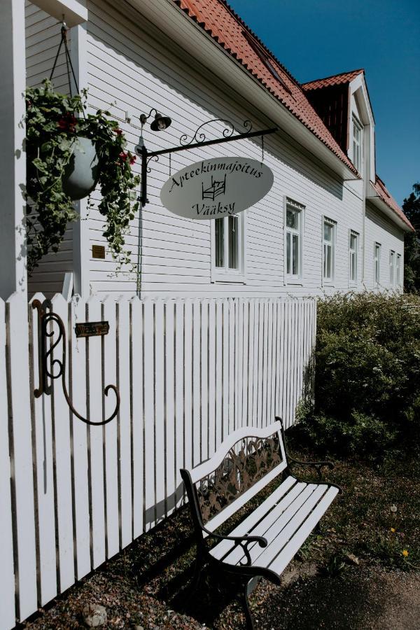Vaeaeksyn Apteekinmajoitus Exterior photo